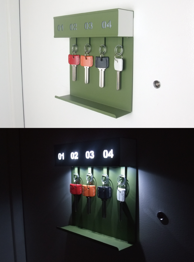 LED KEYHANGER Pittの斜めからの画像になります。上部は通常の状態で、下部は点灯時の状態です。