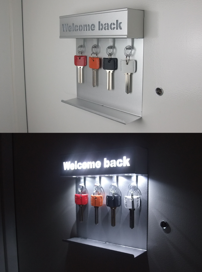 LED KEYHANGER Pittの斜めからの画像になります。上部は通常の状態で、下部は点灯時の状態です。